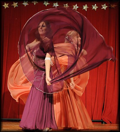 Troupe Dhyanis belly dances